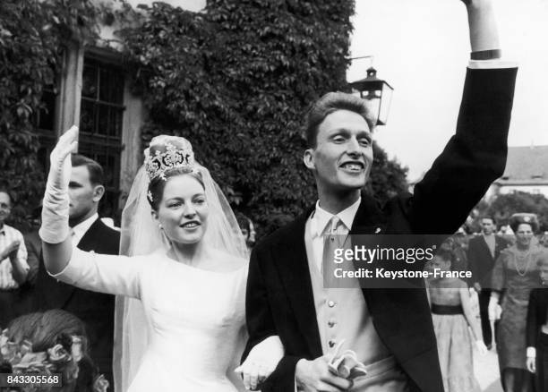Mariage de Diane d'Orléans et de Charles II de Wurtemberg, ici à la sortie de l'église à Altshausen, Allemagne, le 18 juillet 1960.