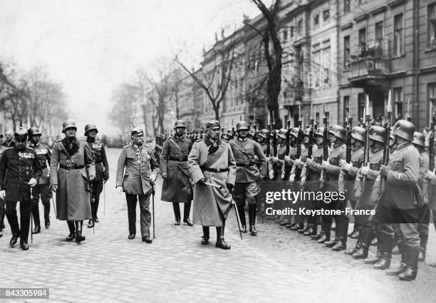 Le président Paul von Hindenburg passant la garnison en revue à Potsdam, Allemagne, le 23 mars 1931.