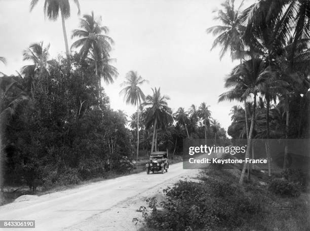 Voiture sur une route à Zanzibar, en Tanzanie.