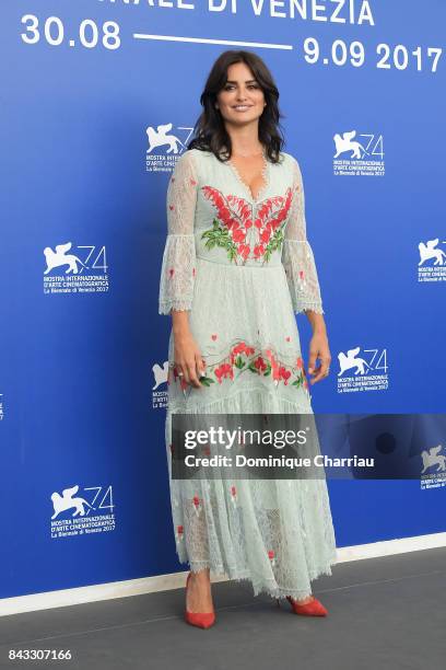 Penelope Cruz attends the 'Loving Pablo' photocall during the 74th Venice Film Festival on September 6, 2017 in Venice, Italy.