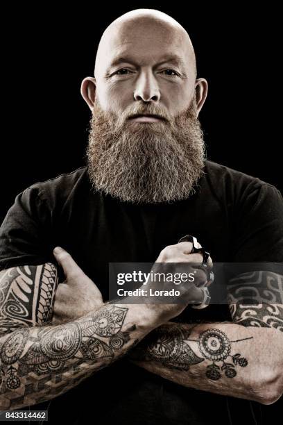 handsome bearded tattooed middle aged man in studio shoot - knuckle duster imagens e fotografias de stock