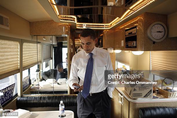 Democratic presidential hopeful Senator Barack Obama talks with his senior aides and makes phone calls aboard his campaign bus, December 31, 2007 on...