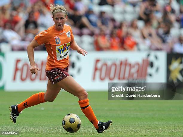 Elise Kellond-Knight of the Roar dribbles the ball during the W-League 2009 Grand Final match between the Queensland Roar and Canberra United at...
