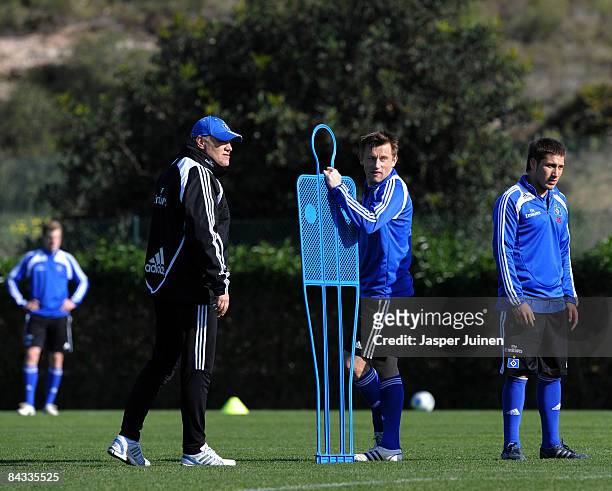 Coach Martin Jol of Hamburger SV stands close to Ivica Olic during his team's training session on January 17, 2009 in La Manga, Spain.