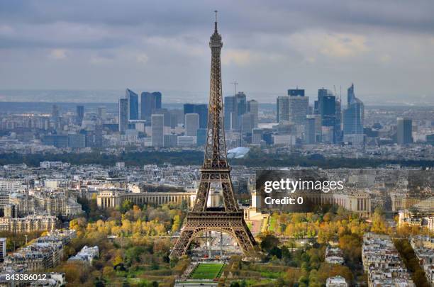 eiffel tower and la defense - louvre fotografías e imágenes de stock