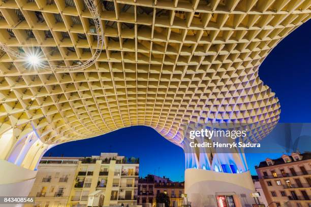 metropol parasol (by architect jurgen mayer h) in seville - metropol parasol stock-fotos und bilder