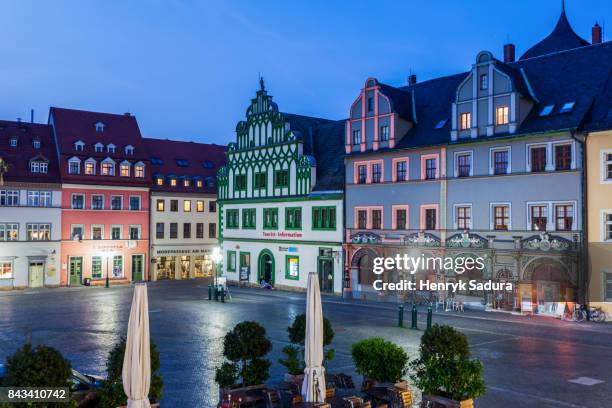 marktplatz in weimar at night - weimar foto e immagini stock