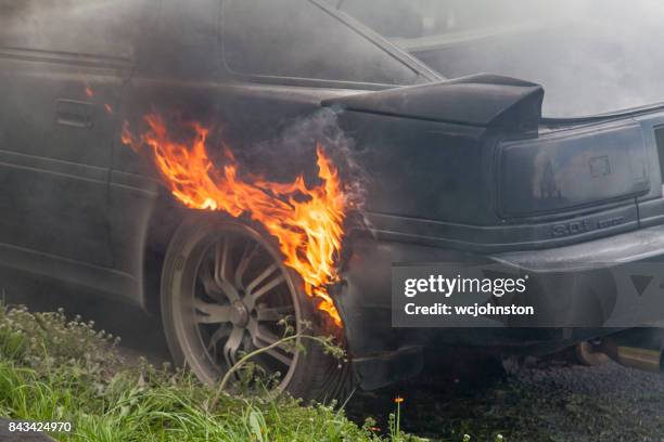 黑色豐田渦輪增壓車著火 - burning rubber 個照片及圖片檔