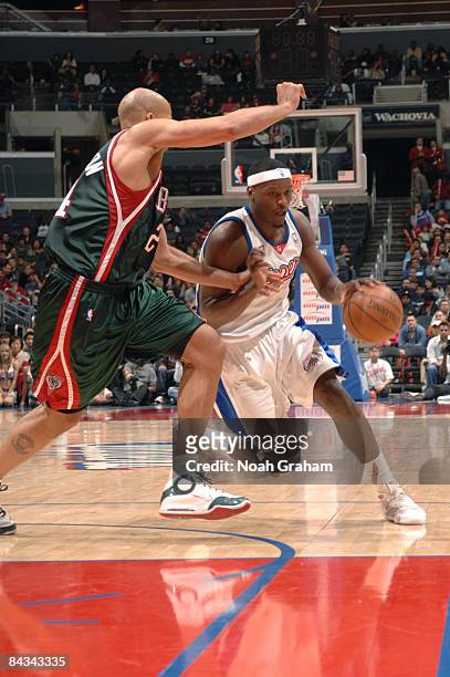 Al Thornton of the Los Angeles Clippers dribbles against Richard Jefferson of the Milwaukee Bucks at Staples Center on January 17, 2009 in Los...