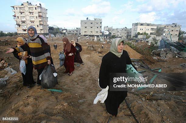 Palestinian women retruns to their house in Beit Lahia, northern Gaza Strip on January 18, 2009. A nervous peace reigned in Gaza early Sunday amid...