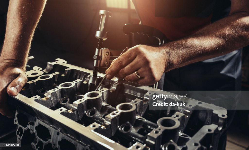 Reparación motor V10 en el taller de reparación de automóviles