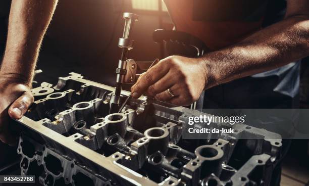 自動車修理店で修理の v10 エンジン - diesel ストックフォトと画像
