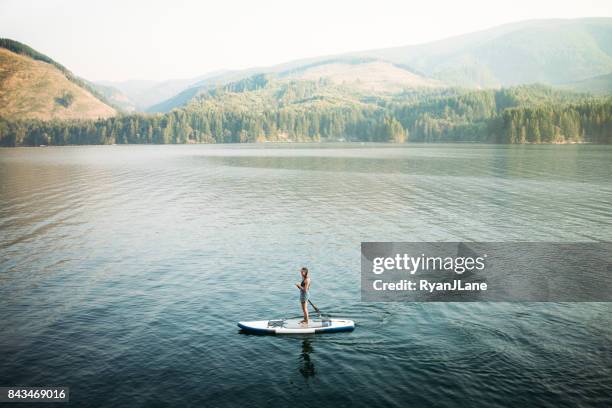 熟女 paddleboarding - paddleboarding ストックフォトと画像