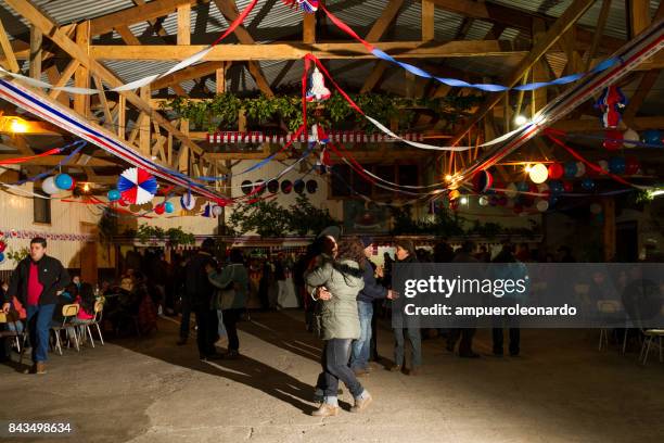 der tag der unabhängigkeit chiles feiern - dorffest stock-fotos und bilder