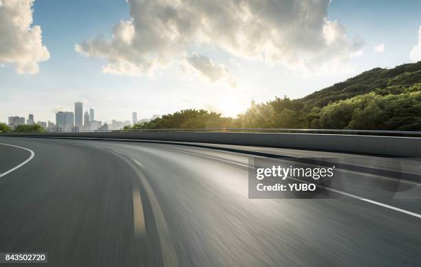 road background - städtischer verkehrsweg stock-fotos und bilder