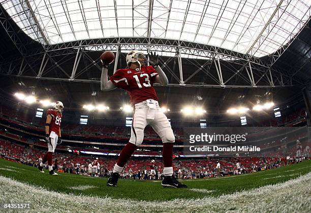 Quarterback Kurt Warner of the Arizona Cardinals warms-up against the Philadelphia Eagles during the NFC championship game on January 18, 2009 at...