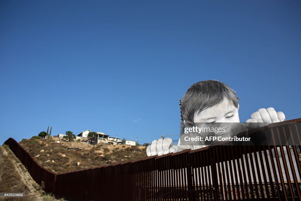 TOPSHOT-US-MEXICO-FRANCE-BORDER-ART