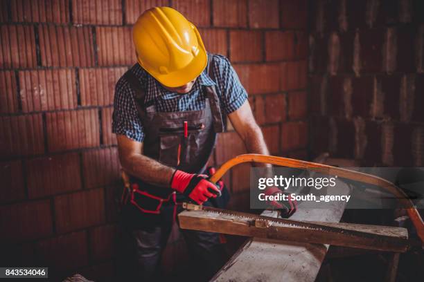 arbeiten mit der säge - laubsäge stock-fotos und bilder