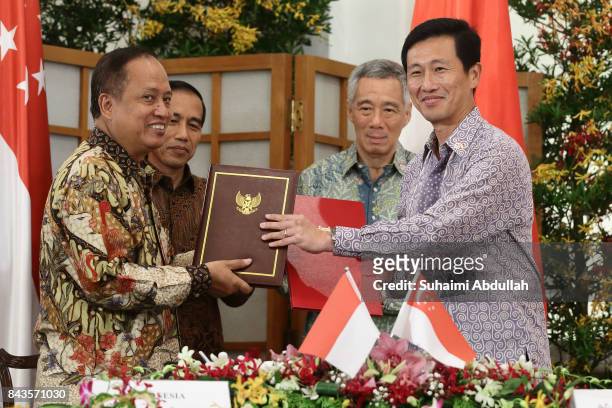 Indonesian President Joko Widodo and Singapore Prime Minister, Lee Hsien Loong witness the signing of Memorandums of Understanding on higher...