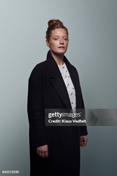 cool woman looking in camera - three quarter front view stock pictures, royalty-free photos & images