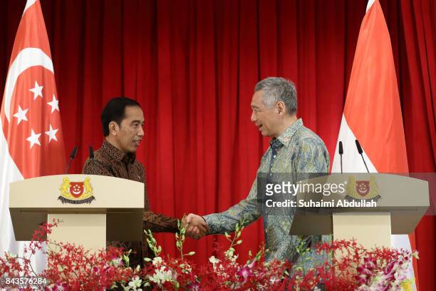 Singapore Prime Minister, Lee Hsien Loong shakes hands with Indonesian President Joko Widodo after the Joint Press Conference at the Istana on...