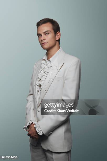 young man wearing 70' white suit and puffy shirt - tuxedo stock-fotos und bilder