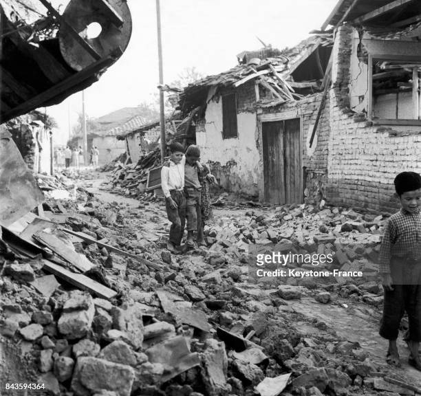 Enfants dans les décombres après le séisme à Skopje en Yougoslavie, en 1963.