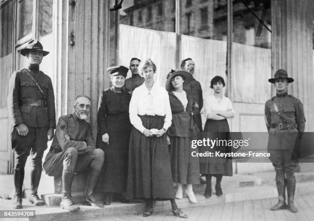 Des bénévoles, dont Helen Dinsmore Huntington, épouse de Vincent Astor, devant une maison YMCA , aidant les soldats américains, en France, le 7...