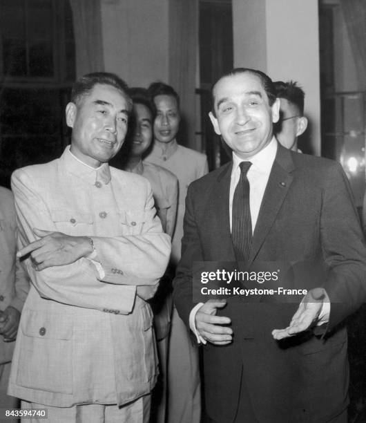 Zhou Enlai et Pierre Mendès France lors de la réception organisée par ce dernier et Roland Dumas à Pékin, Chine, le 10 août 1958.