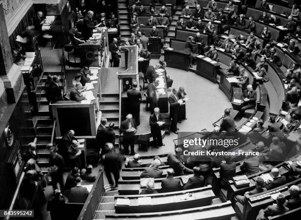 Vue générale partielle de l'hémicycle de l'Assemblée nationale lors du vote de la Constitution de la Quatrième République, à Paris, France le 29...