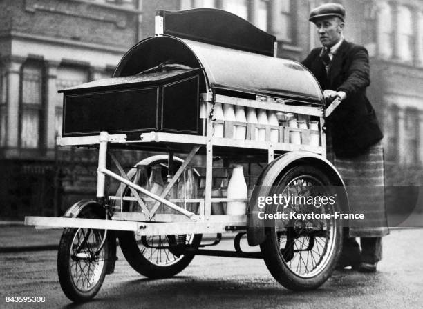 Un livreur de lait dans une rue de Londres, Royaume-Uni en avril 1946.
