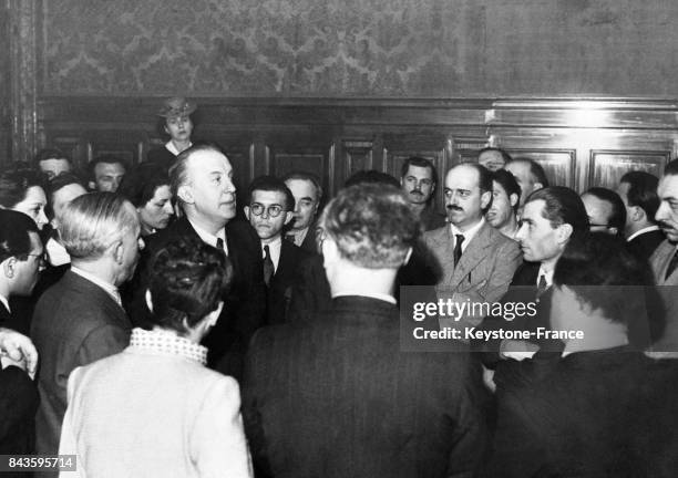 Le poète français Paul Eluard pendant la réception donné en son honneur à l'hôtel de ville de Milan, Italie en 1946.