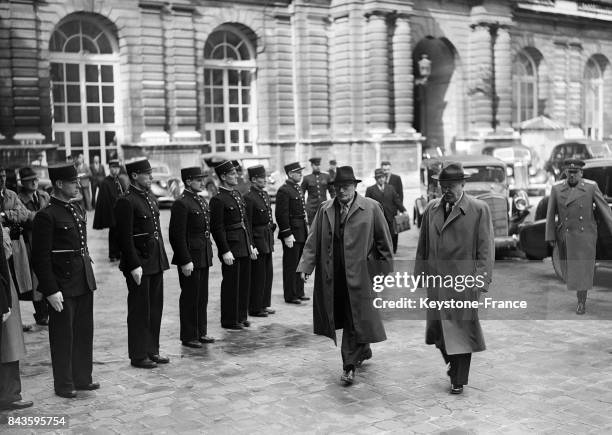 Monsieur Molotov accompagné de Andreï Vychinski arrivant au Palais du Luxembourg à Paris, France en 1946.