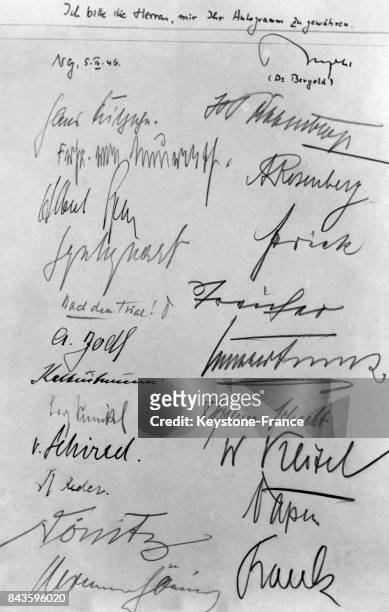 Document unique représentant les signatures de tous les délégués nazis pour leur condamnation au procès de Nuremberg, Allemagne en 1946.