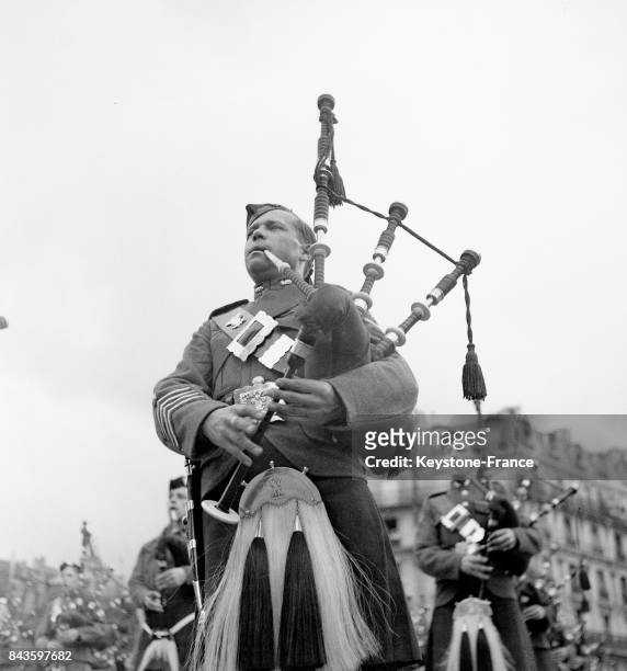 Un joueur de cornemuse dans le défilé des Ecossais à Paris, France en 1946.