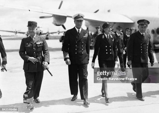 De gauche à droite, le général Legentilhomme, Lord Mountbatten et Lady Diana Cooper à Orly, France en 1946.
