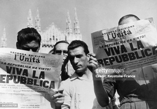 Des Italiens lisent les journaux dont leurs unes proclament la République, à Rome, Italie en 1946.