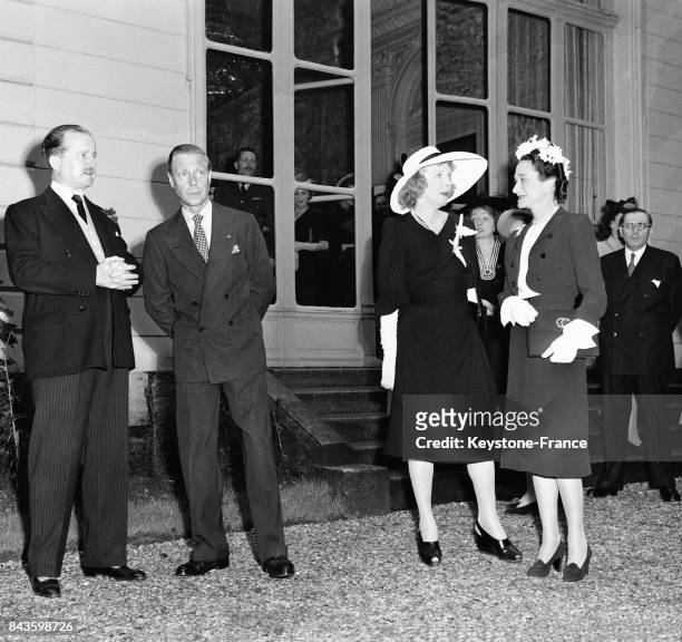 De gauche à droite, l'ambassadeur britannique à Paris Monsieur Duff Cooper, le duc de Windsor, Lady Diana Cooper et la duchesse de Windsor...