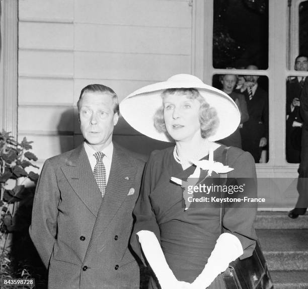 Le duc de Windsor et Lady Diana Cooper photographiés lors de la cérémonie du V-Day à l'ambassade britannique à Paris, France le 8 mai 1946.