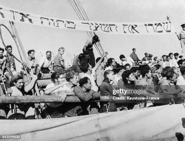Les visages tendus des passagers juifs alors que le Haviva Reik, 'Navire fantôme', approche des côtes palestiniennes le 19 juin 1946 à Haifa, Israël.