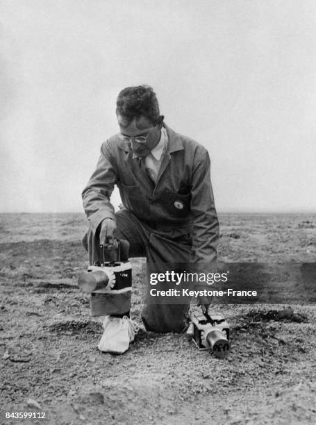 Le scientifique Dr Joseph Joffman mesure la radioactivité du sable après l'explosion d'un missile V2 en 1946 à Carrizo, NM.