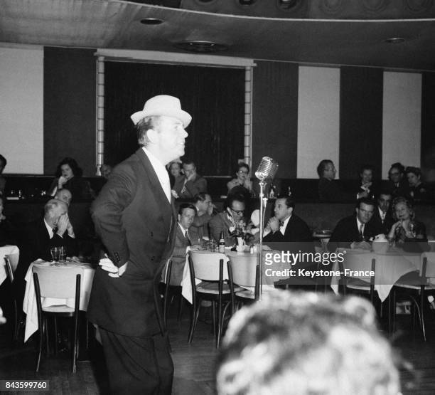 Le chanteur français Charles Trénet se produit dans un club new-yorkais, l' 'Embassy Club', lors de sa tournée en Amérique, circa 1940 à New York,...