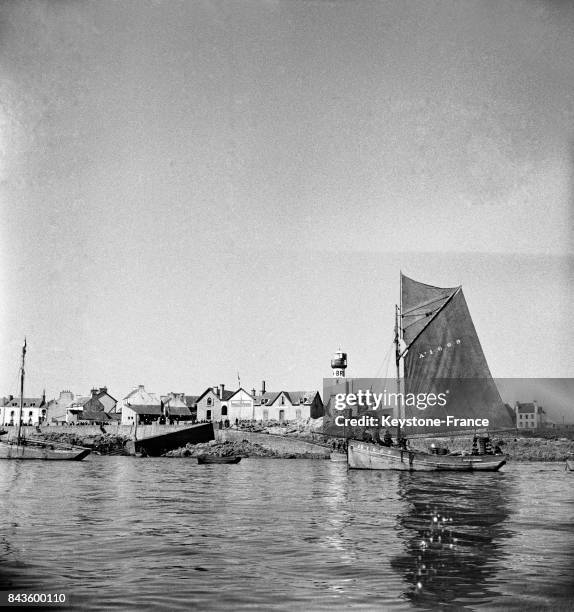 Vue générale partielle de l'Ile de Sein, France en septembre 1946.