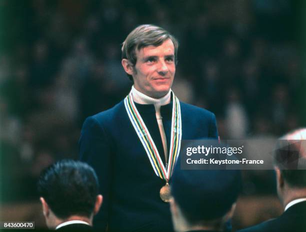 Jean-Claude killy, médaillé d'or sur le podium de la descente hommes, à Grenoble, France en 1968.
