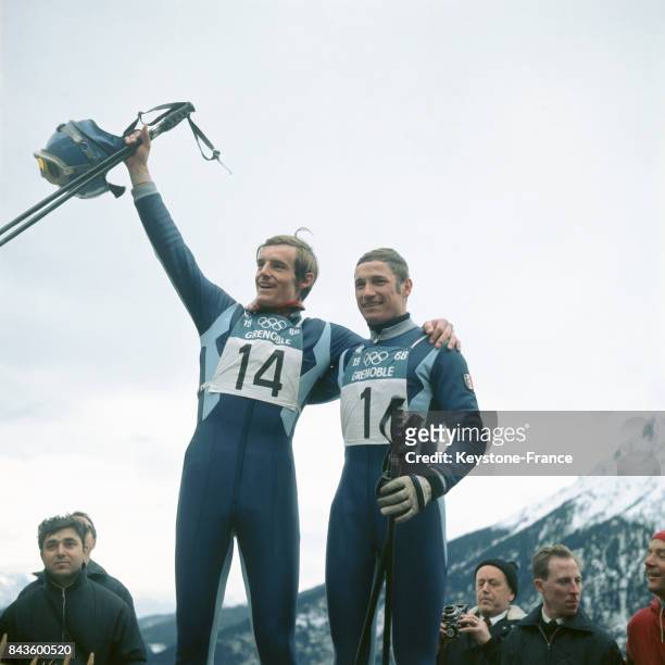 Les skieurs Killy, médaille d'or et Périllat, médaille d'argent après l'épreuve de descente aux JO de Grenoble, France en février 1968.