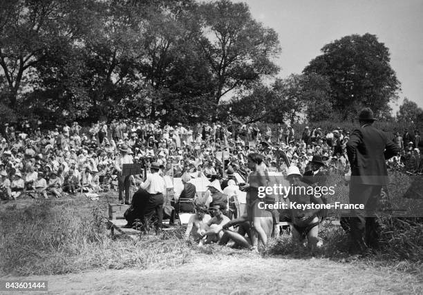 Fête du Soleil sur l''Ile des Naturistes' à Villennes-sur-Seine, France en juin 1932.