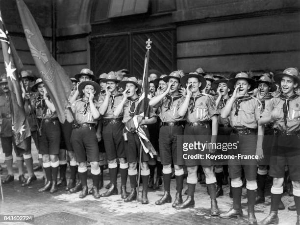 Les scouts de la Nouvelle-galles du Sud poussent leur cri dans la cour carrée du palais de Buckingham à Londres, Royaume-Uni.