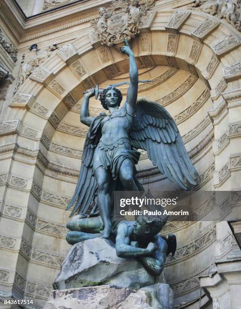 fontaine saint-michel in paris,france - archangel michael 個照片及圖片檔