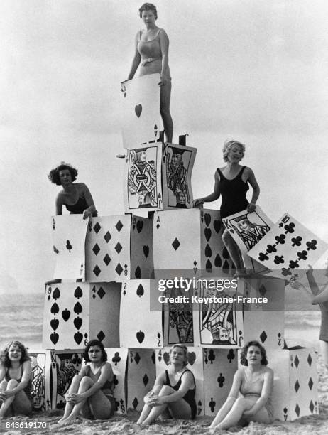 Des baigneuses californiennes en maillot de bain ont construit un château de cartes géant sur la plage le 12 janvier 1933 aux Etats-Unis.