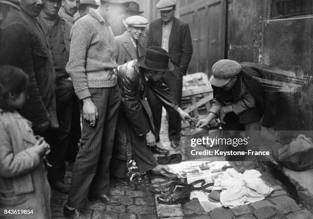 Marché aux chaussures à Marseille, France circa 1930.